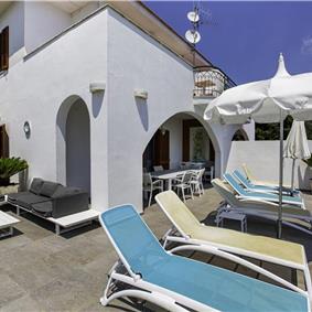 4 bedroom with pool and panoramic sea views near Serrento, sleeps 10
